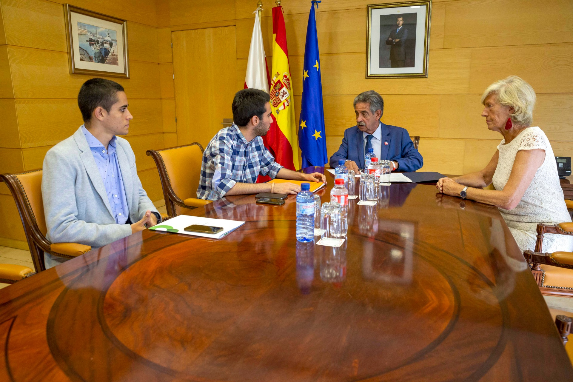 El Presidente de Cantabria, Miguel Ángel Revilla, y la Consejera de Educación, Formación Profesional y Turismo, Marina Lombó, al Presidente de la Unión De Estudiantes de Cantabria, Álvaro Moreda.